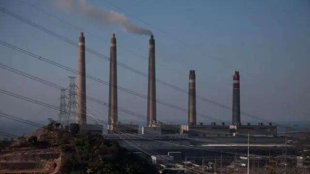 Abu mengepul dari cerobong asap pembangkit listrik tenaga batu bara milik Indonesia Power di Cilegon, Provinsi Banten, pada 28 September 2023.