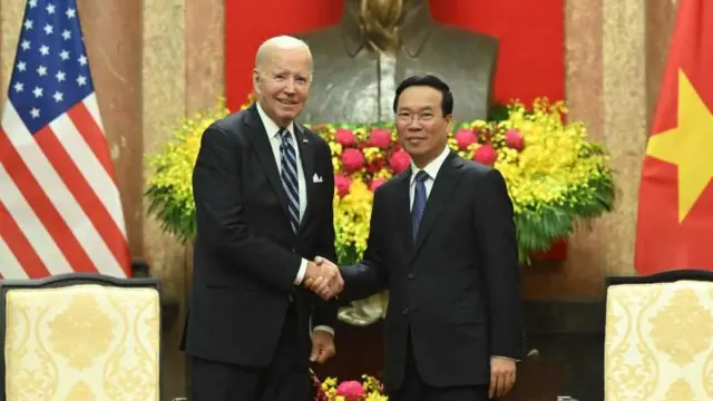 हनोई में वार्ता करते अमेरिका और वियतनाम के राष्ट्रपति.