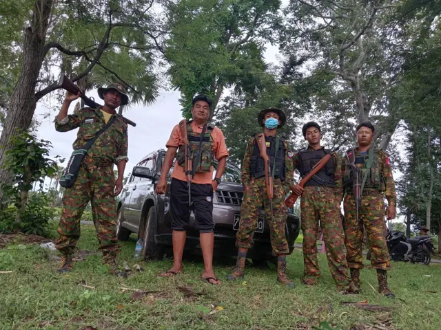 မျိုးချစ်ကိုမင်း (ဝဲဘက် ဒုတိယမြောက် အမျိုးသား) ဦးဆောင်တဲ့ ပြည်သူ့စစ်အဖွဲ့