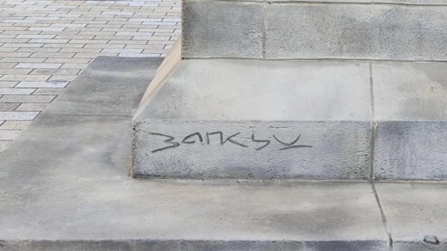 Постамент с подписью Бэнкси