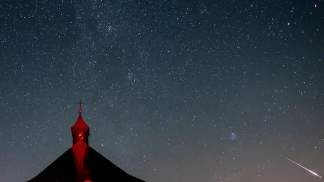 Perseidi iznad crkve Svetog Petra i Pavla blizu sela Hlince, Češka Republika