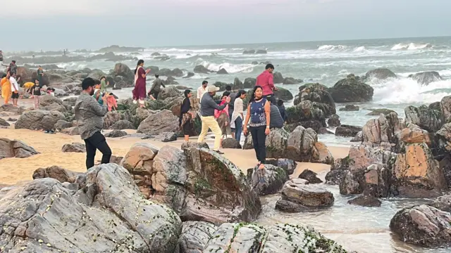 విశాఖ,వైజాగ్ బీచ్,సముద్రం,పర్యటకులు,సెల్ఫీ,ఫోటో