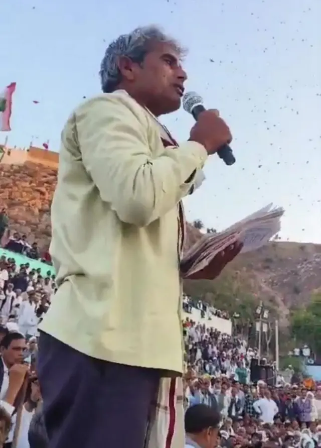 पंच पटेल पंचायतीचा निर्णय जाहीर करताना