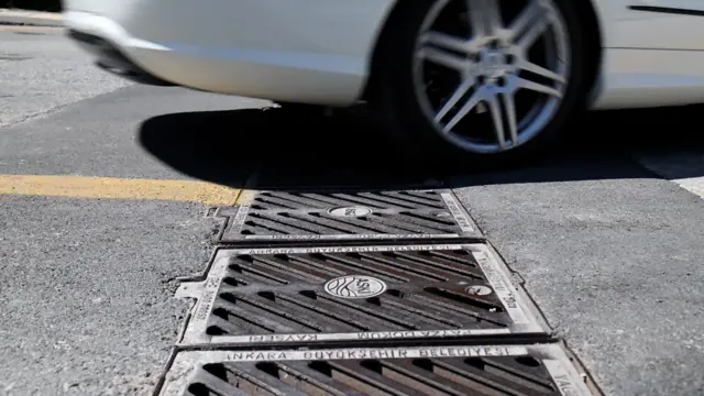 Şerit kapatmalar kimi zaman trafiği olumsuz yönde etkilese de birçok cadde ve sokakta asfalt, sarı ve beyaz yol çizgileri yenilendi; rögar kapakları ve mazgallar yolla hemzemin hale getirildi.