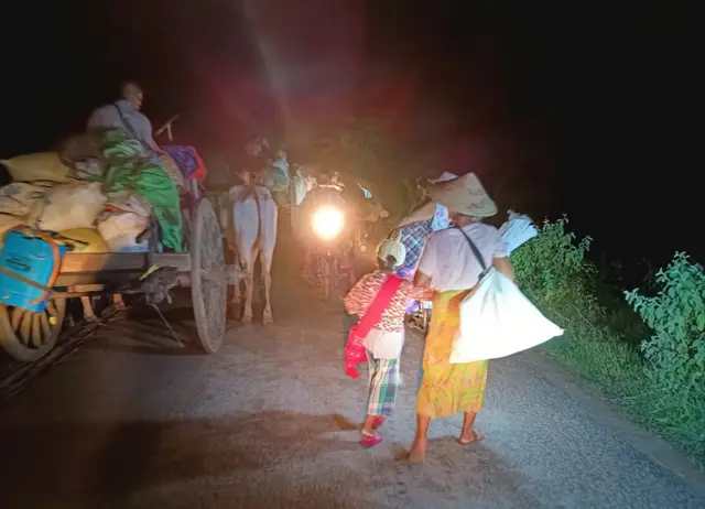 မနေ့ညပိုင်း ဒေသခံတွေ ထွက်ပြေးနေကြရစဉ်။ 