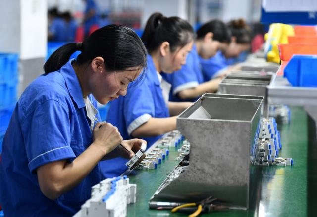Hình ảnh các nữ công nhân đang lắp ráp cầu dao điện trong một nhà máy ở tỉnh An Huy