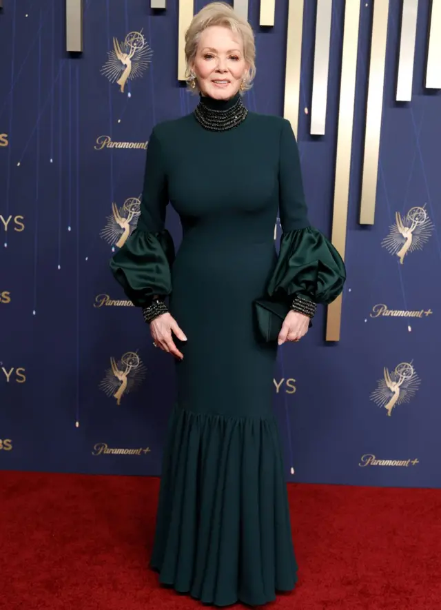 Glumica Džin Smart u crnoj dugačkoj haljini