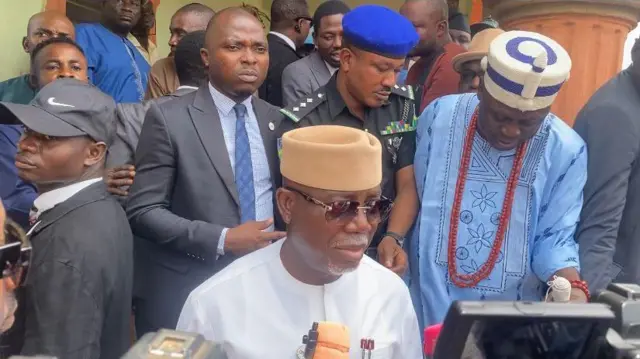 Gomina Aiyedatiwa duro siwaju aafin Olumafon, ọpọ ero yii ka, o si n bawọn akọroyin sọrọ