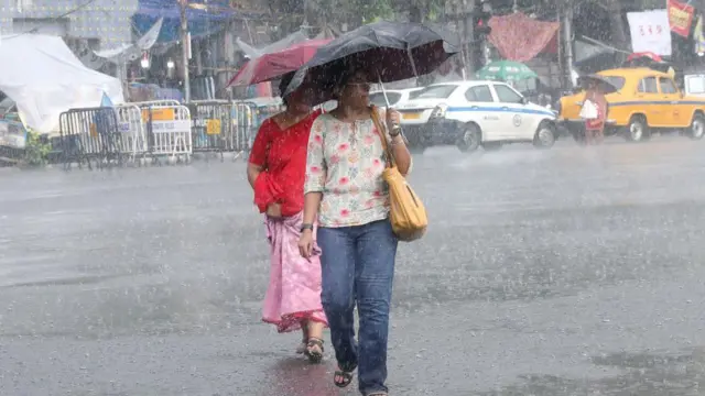 వర్షంలో మహిళలు 