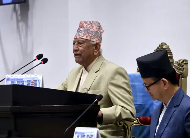 प्रतिनिधिसभाका ज्येष्ठ सदस्य अर्जुन नरसिंह केसी बिहीवार सिंहदरबारस्थित निर्माणाधीन सङ्घीय संसद् भवनको बहुउद्देश्यीय कक्षमा बसेको प्रतिनिधिसभा बैठकको अध्यक्षता गर्दै
