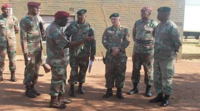 Awọn ọmọogun kan duro