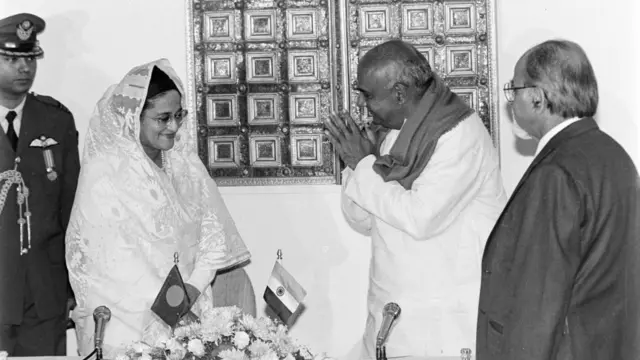 দিল্লিতে গঙ্গা চুক্তি স্বাক্ষরের সময় শেখ হাসিনা ও এইচ ডি দেবেগৌড়া। ১৯৯৬