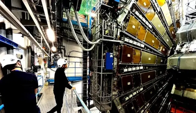Des faisceaux de particules sont accélérés à l'intérieur du tube bleu situé sous la frontière franco-suisse.