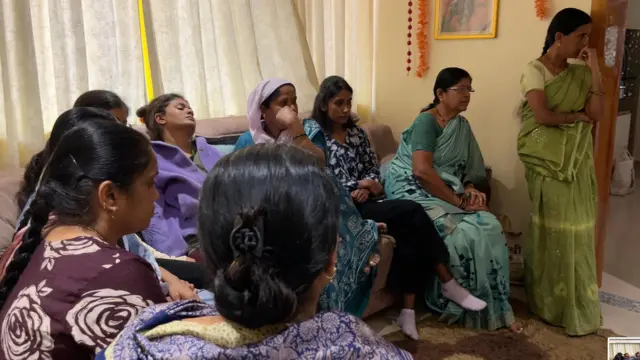 मयत स्वाती नवलकर यांच्या घरातील शोकाकुल नातेवाईक आणि शेजारी.
