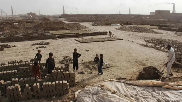 کودکان افغان بنابر ضعف اقتصادی خانواده‌‌ها در معرض کارهای شاقه قرار دارند