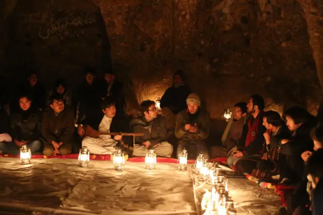 جمعی نشسته و فانوس پیش روی خود گذاشته‌اند. 