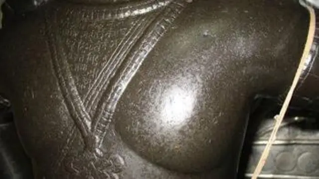 दोन्ही 'पांडुरंगमाहात्म्यां'मध्ये विठ्ठलाच्या मूर्तीविषयी एक अनन्यसाधारण असं वैशिष्ट्य नोंदवण्यात आलं आहे. ते म्हणजे, विठ्ठलाच्या मूर्तीच्या छातीवर एक 'षडक्षरी मंत्र' कोरलेला आहे. माढा येथील मूर्तीच्या छातीवर हा मंत्र आहे.