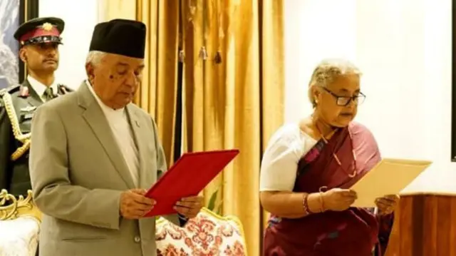 राष्ट्रपति रामचन्द्र पौडेल अन्तरिम प्रधानमन्त्री सुशीलनई कार्कीलाई पद तथा गोपनीयताको शपथग्रहण गराउँदै