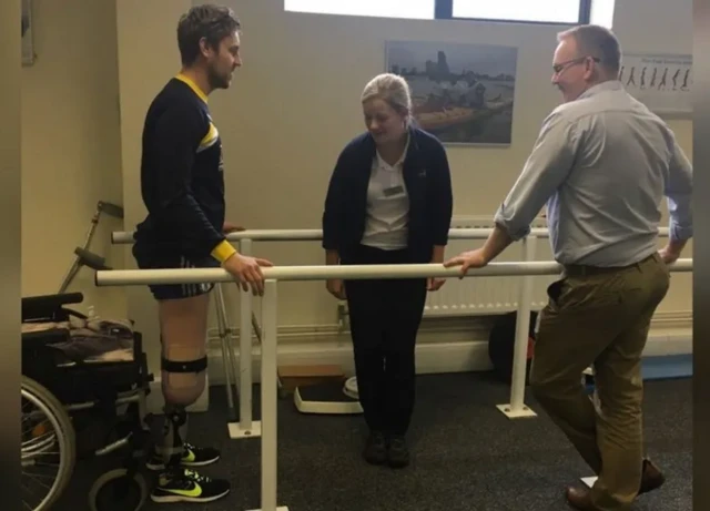 Shaun dit qu'un physiothérapeute appelé Kat Sizer et Jamie Gillespie, un prothésiste, l'ont ramené à la vie