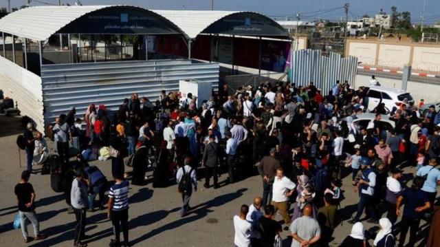 Palestinos se reúnem na passagem de fronteira de Rafah com o Egito