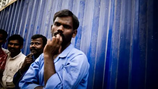 එක්සත් අරාබි එමීර් රාජ්‍යයේ වලංගු වීසා බලපත්‍ර කාලය ඉක්මවා රැඳී සිටීමේ දඩය දිනකට ඩිරාම් 50කි.