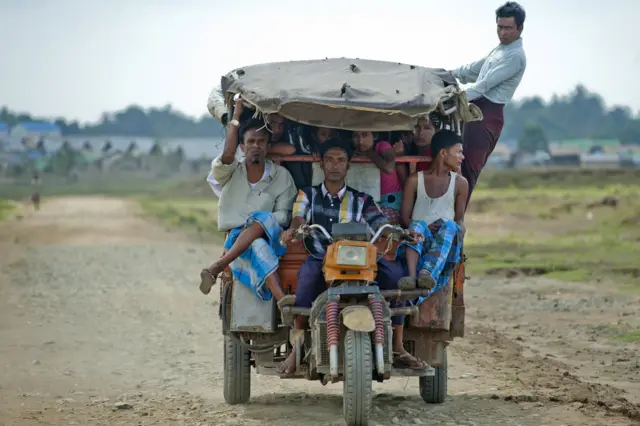 ၂၀၁၂ ခုနှစ်က ဒုက္ခသည်စခန်းထဲက ရိုဟင်ဂျာအမျိုးသားတွေ ( ပုံဟောင်း ) 