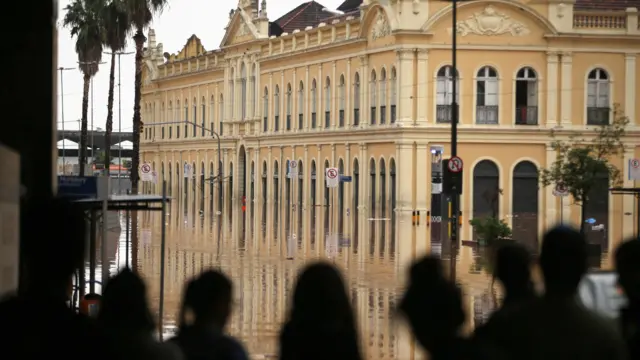 Moradoresceara e são paulo palpitesPorto Alegre observam Mercado Público inundado,ceara e são paulo palpitesfotoceara e são paulo palpites4ceara e são paulo palpitesmaio