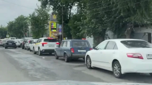 Часть очереди на АЗС "Роснефти" в Люберцах