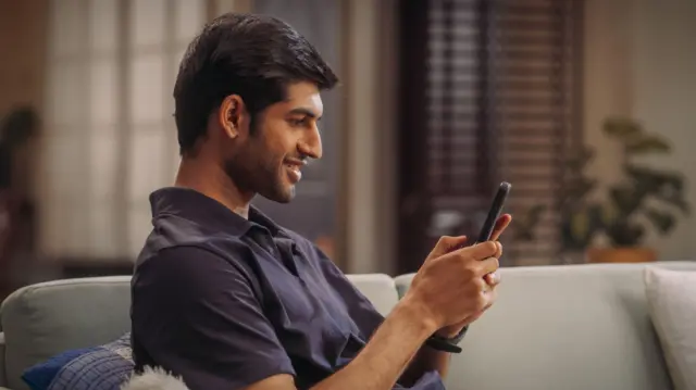 Homem indiano e seu telefone celular