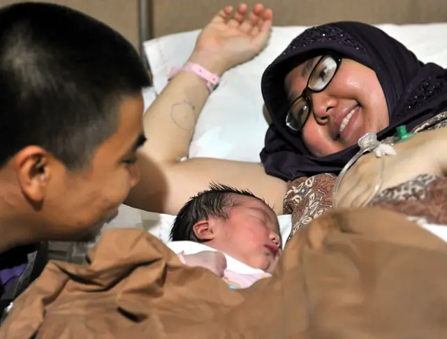 Ilustrasi orang tua dan bayi mereka yang baru saja dilahirkan melalui operasi caesar