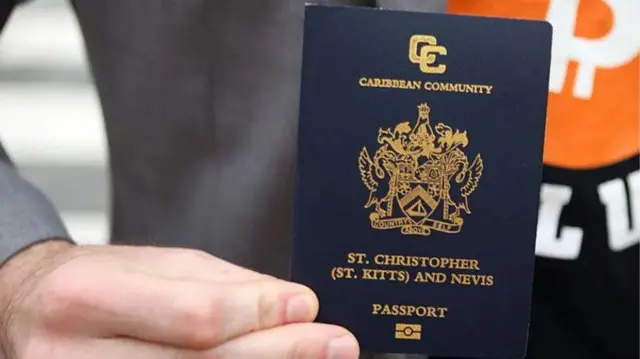 Pesin hold di Caribbean Island of St Kitts and Nevis passport