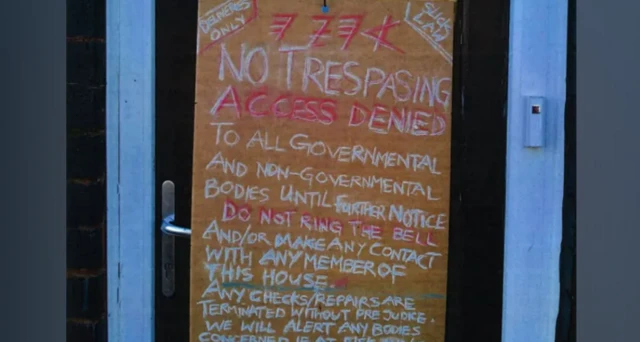 ਜੋੜੇ ਨੇ ਘਰ ਦੇ ਬਾਹਰ ਬੋਰਡ ਲਗਾਇਆ ਸੀ ਕਿ ਕਿਸੇ ਨੂੰ ਅੰਦਰ ਆਉਣ ਦੀ ਇਜਾਜ਼ਤ ਨਹੀਂ ਹੈ