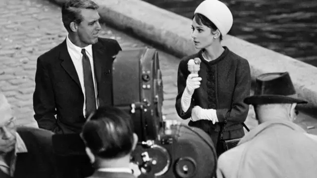 Cary Grant e Audrey Hepburn no setfree 500 novibet'Charade'