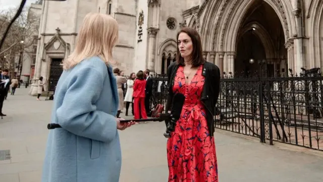 جيمي كلينغلر (على اليمين) خلال مقابلة صحفية