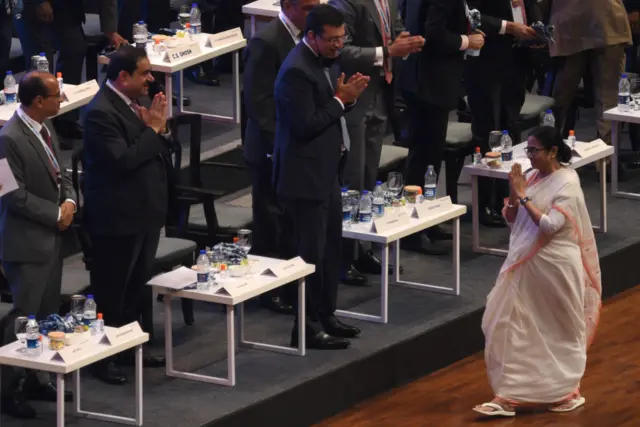 गौतम अदानी आणि पश्चिम बंगालच्या मुख्यमंत्री ममता बॅनर्जी (कोलकाता 2022) 