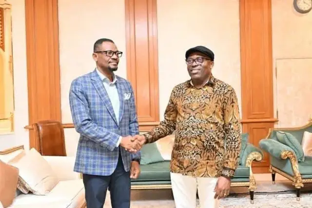Gov. Fubara dey shake hands with Amaewhule 