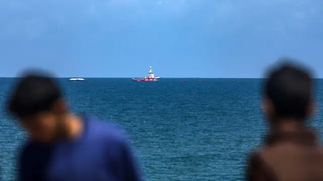 سفينة تنقل مساعدات إنسانية إلى سكان غزة 