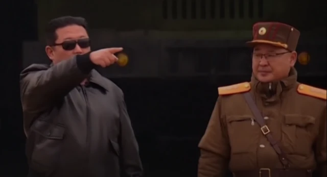 Кім Чен Ин в окулярах