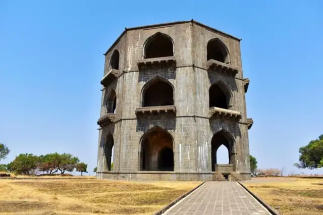 अहमदनगर येथे असलेल्या चांदबीबीच्या महलातील सलाबत खान यांची कबर