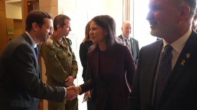 জেরুসালেমে এসেছেন জার্মান পররাষ্ট্রমন্ত্রীও (মাঝে)