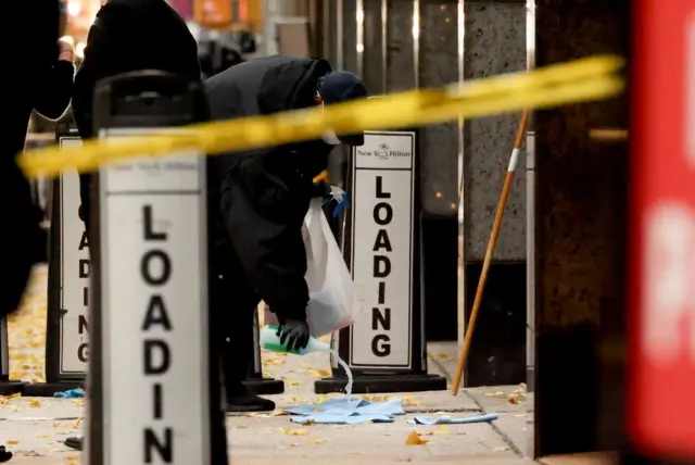 Policía en la escena del crimen fuera del hotel Hilton en Manhattan.