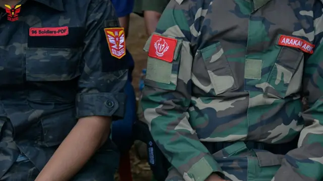 96 Soilders တပ်ဖွဲ့ဝင် နဲ့ အေအေတပ်ဖွဲ့ဝင်တစ်ဦး (ပုံဟောင်း)