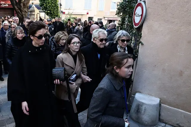 Внучка Бардо Анна Шарье (слева), министр-делегат по вопросам равноправия Аврора Берже (в центре) и муж Бардо Бернар д'Ормаль идут за катафалком, едущем на кладбище