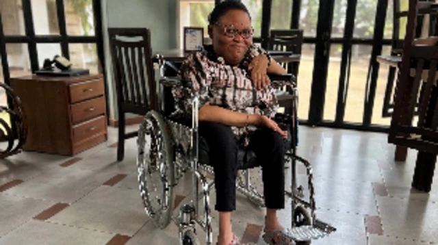 "Mgbe m chọrọ ịpụ apụ, m na-akpọrọ mmadụ ka m wee ghara ịhụ ya mgbe ndị mmadụ malitere ile m anya, malite ịtụ m aka. Ọ na-adị mfe karịa naanị m iso."