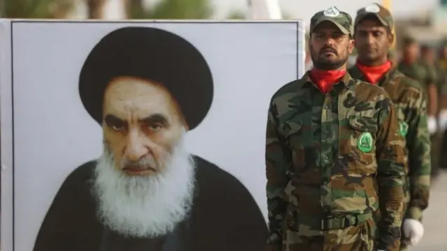 پوستر علی سیستانی در دست سربازان عراقی