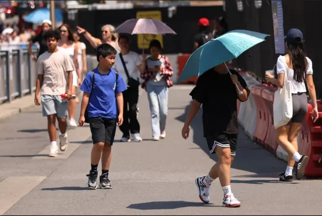 Aworan eeyan to n rin lọ ni igboro