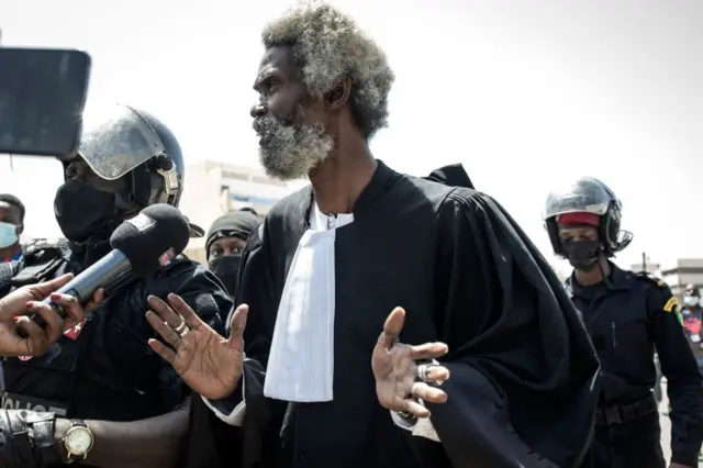 Ndị ọkaiwu Ousmane Sonko na-agwa ndị ntaakụkọ okwu