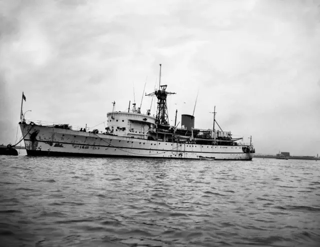 Судно Королевского флота Vidal после возвращения с острова Роколл в северной части Атлантического океана, 5 октября 1955 года - черно-белый снимок