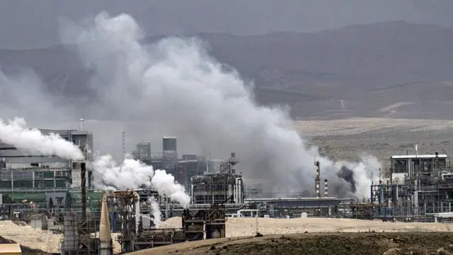 İsrail Beerşeba'da bir sanayi tesisinde yükselen dumanlar