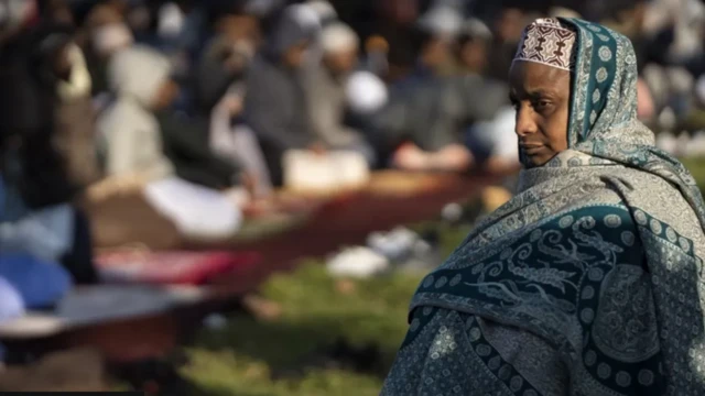 مسلمون يصلون في حديقة عامة في جوهانسبرغ في جنوب إفريقيا